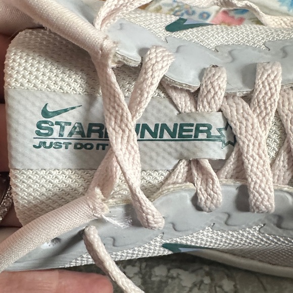 Nike Girls Starrunner Sneakers. Size 4 - Picture 3 of 4